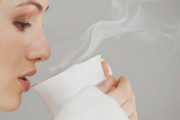 mengatasi hidung tersumbat dengan minum air hangat